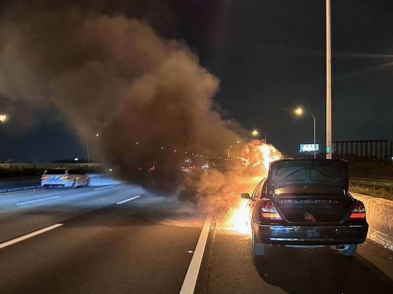 國1彰化段轎車燒成一團火球，駕駛跳車逃命。（消防局提供）