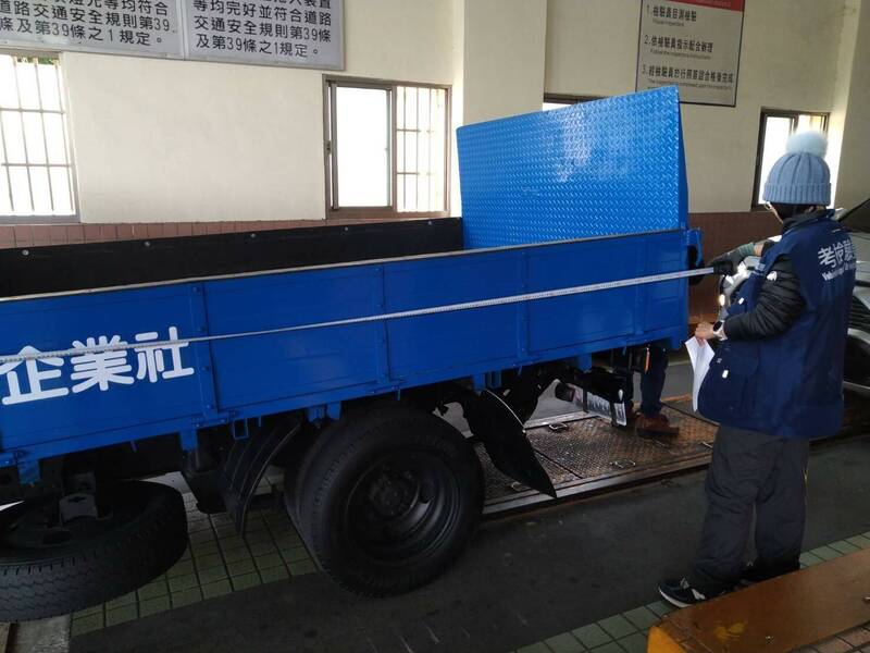 228連假汽車代檢廠將暫停受理汽車檢驗服務, 豐原監理站提醒車主盡速安排車輛定檢以免逾期受罰。(豐原監理站提供) 228連假汽車代檢廠將暫停受理汽車檢驗服務, 豐原監理站提醒車主盡速安排車輛定檢以免逾期受罰。(豐原監理站提供)