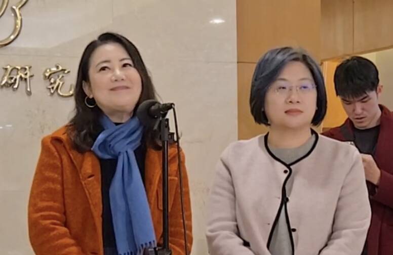 立法院民進黨團幹事長吳思瑤(左)、書記長陳培瑜回應媒體提問。(記者謝君臨翻攝) 立法院民進黨團幹事長吳思瑤(左)、書記長陳培瑜回應媒體提問。(記者謝君臨翻攝)
