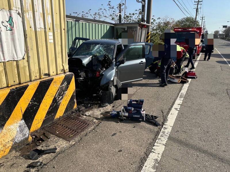 休旅車嚴重變形，救護人員到場救援。（圖由警方提供）