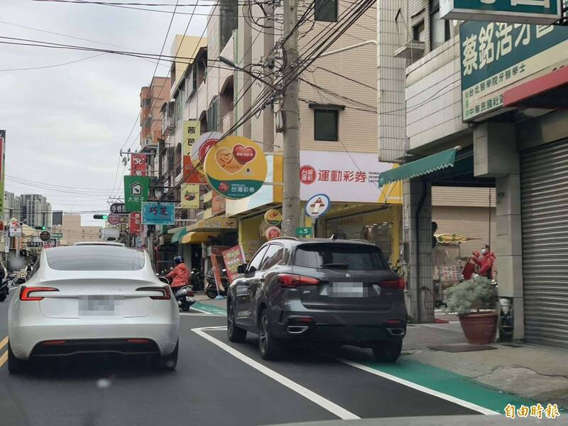 彰化市大埔路標線型人行道仍有不少車輛亂停，警方預計最快2月底前展開取締。（記者湯世名攝）