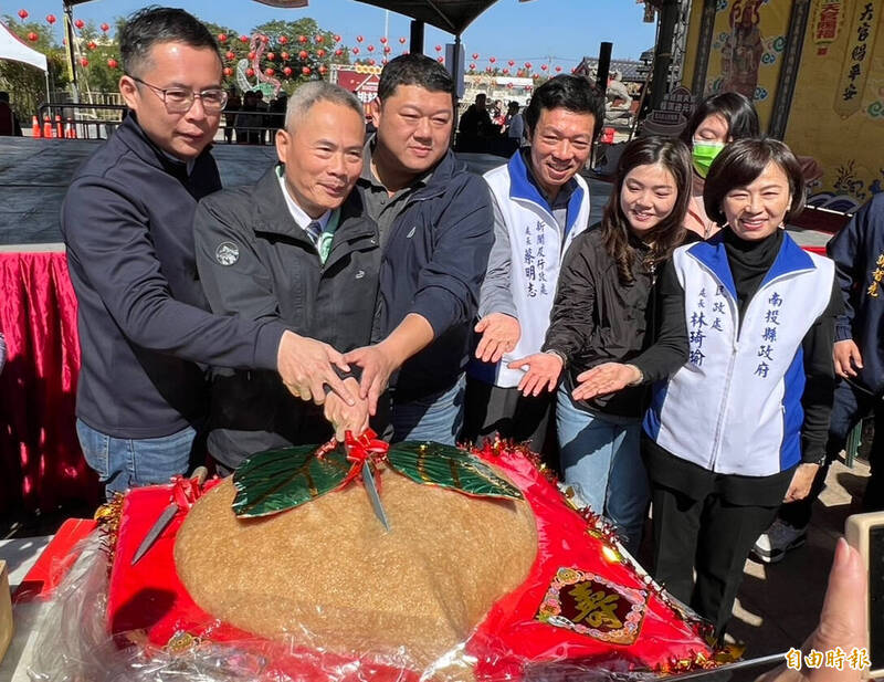 名間鄉受天宮擔米糕桃向天官祝壽活動，今年元宵節下午舉辦，宮方10日開記者會，主委陳登岳（左2）與與會來賓合切米糕桃，並宣布活動主桃重達8888台斤。（記者陳鳳麗攝）