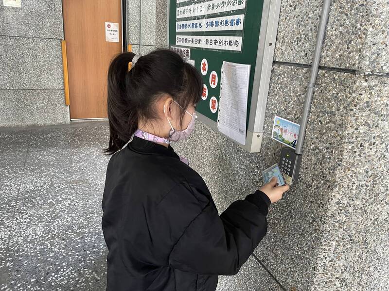 基隆市政府去年底更新了全市校園校務行政系統,未來學生家長可以透過手機APP掌握學生到離校時間,以及午餐的菜單等功能。(基隆市教育處提供) 基隆市政府去年底更新了全市校園校務行政系統,未來學生家長可以透過手機APP掌握學生到離校時間,以及午餐的菜單等功能。(基隆市教育處提供)