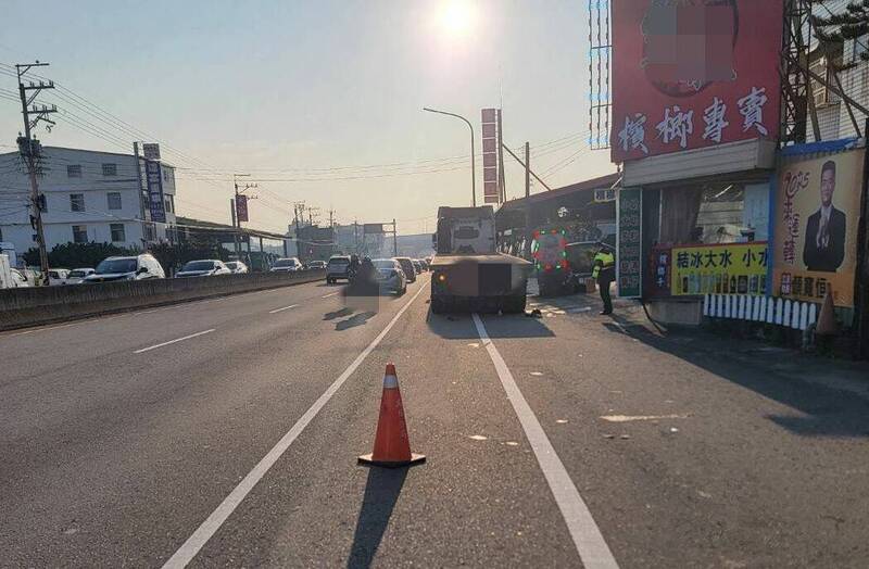 台中一名盧姓騎士，今天上午撞上由趙姓男子違停的半聯結車，當場就沒有呼吸心跳送醫不治 。（記者陳建志翻攝）