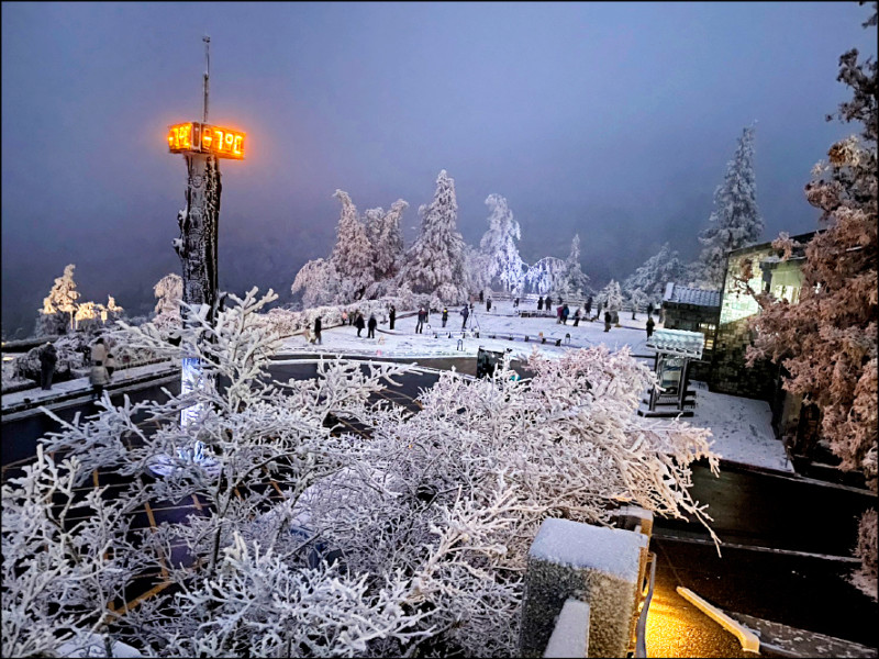 昨天寒流發威，宜蘭縣太平山國家森林遊樂區出現零下低溫，太平山莊及翠峰山屋廣場、蹦蹦車鐵軌、翠峰湖觀景台地面覆蓋一層冰雪。（圖：太平山遊樂區提供）