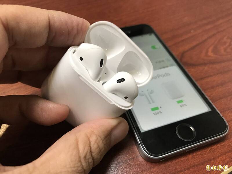民眾從國外網購第二級電信管制射頻器材包括手機、藍芽耳機等寄回台灣,本月起每案審查費750元,引發民眾質疑。(資料照) 民眾從國外網購第二級電信管制射頻器材包括手機、藍芽耳機等寄回台灣,本月起每案審查費750元,引發民眾質疑。(資料照)