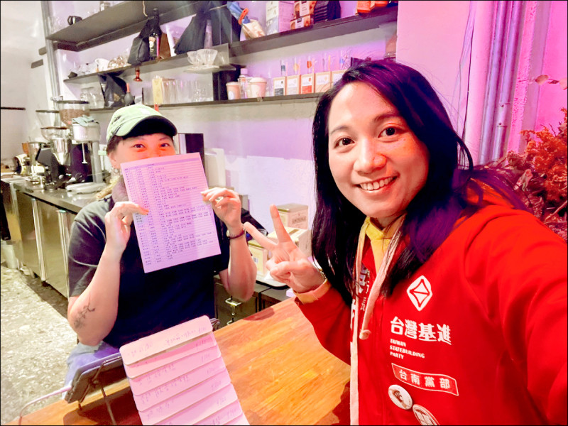 餐飲業者（左）將響應店家資料製成台南「全台大罷免連署站」地圖。（吳依潔提供）