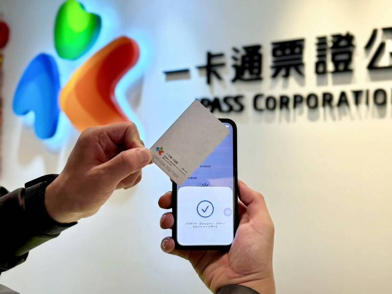 一卡通 PLUS 用戶只需使用支援NFC的手機,即可通過iPASS MONEY APP完成寫卡啟用自動加值功能。(一卡通提供)(記者王榮祥攝) 一卡通 PLUS 用戶只需使用支援NFC的手機,即可通過iPASS MONEY APP完成寫卡啟用自動加值功能。(一卡通提供)(記者王榮祥攝)