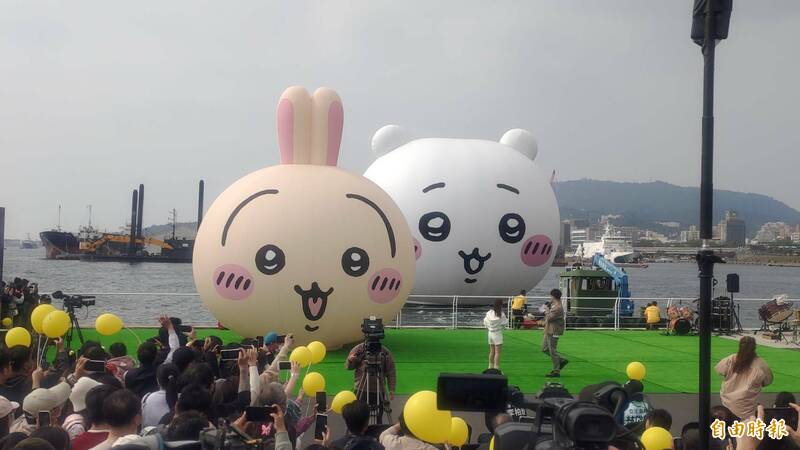 吉伊卡哇進駐愛河灣兩週,吸引超過450萬人潮到訪。(記者王榮祥攝) 吉伊卡哇進駐愛河灣兩週,吸引超過450萬人潮到訪。(記者王榮祥攝)