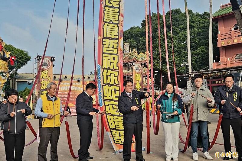 鹽水蜂炮活動今晨啟炮,武廟神轎開始遶境,台南市長黃偉哲歡迎大家來犁蜂炮、品嘗在地小吃美食。(記者王涵平攝) 鹽水蜂炮活動今晨啟炮,武廟神轎開始遶境,台南市長黃偉哲歡迎大家來犁蜂炮、品嘗在地小吃美食。(記者王涵平攝)