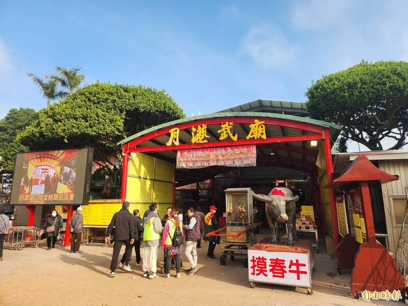 鹽水蜂炮活動今晨啟炮,武廟神轎開始遶境,台南市長黃偉哲歡迎大家來犁蜂炮、品嘗在地小吃美食。(記者王涵平攝) 鹽水蜂炮活動今晨啟炮,武廟神轎開始遶境,台南市長黃偉哲歡迎大家來犁蜂炮、品嘗在地小吃美食。(記者王涵平攝)