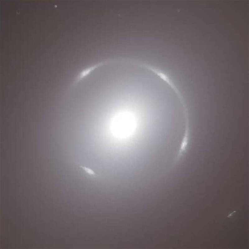 歐幾里得太空望遠鏡拍攝的愛因斯坦環（Einstein Ring），這種現象是由強重力透鏡效應造成的，當遙遠星系的光線經過前景質量巨大的星系時，會因時空彎曲而形成環狀影像。（圖擷取自ESA）