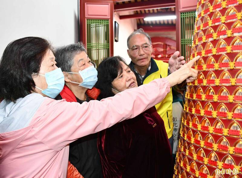 彰市1015名低收入戶與獨老獲贈光明燈