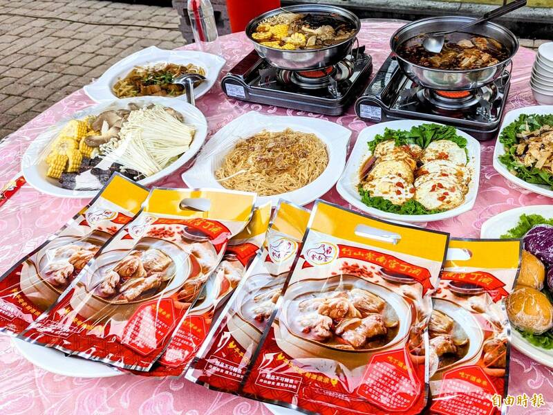 南投竹山紫南宮「吃丁酒」活動正值流感高峰，將發放丁酒料理包，讓信眾帶回家「呷平安」。 （記者劉濱銓攝）