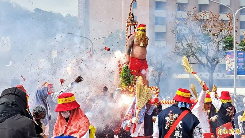 台東元宵炸寒單近30場次 觀賞民眾安全裝備不能少