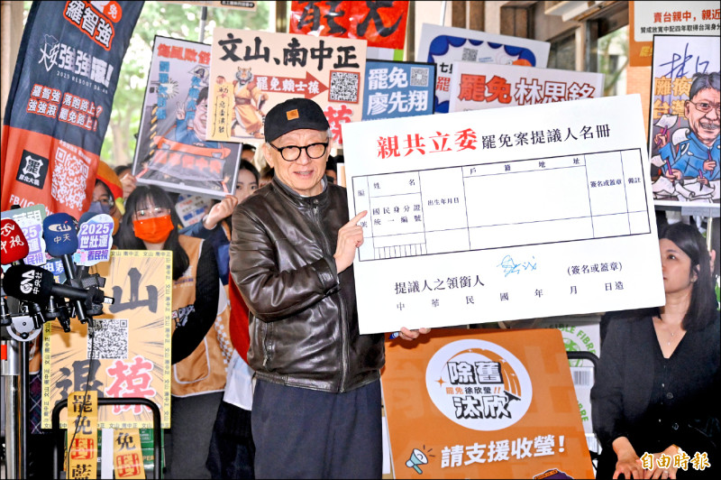 罷免藍委團體昨前往中選會，遞送罷免連署書，聯電創辦人曹興誠擔任罷免徐巧芯連署領銜人。（記者朱沛雄攝）