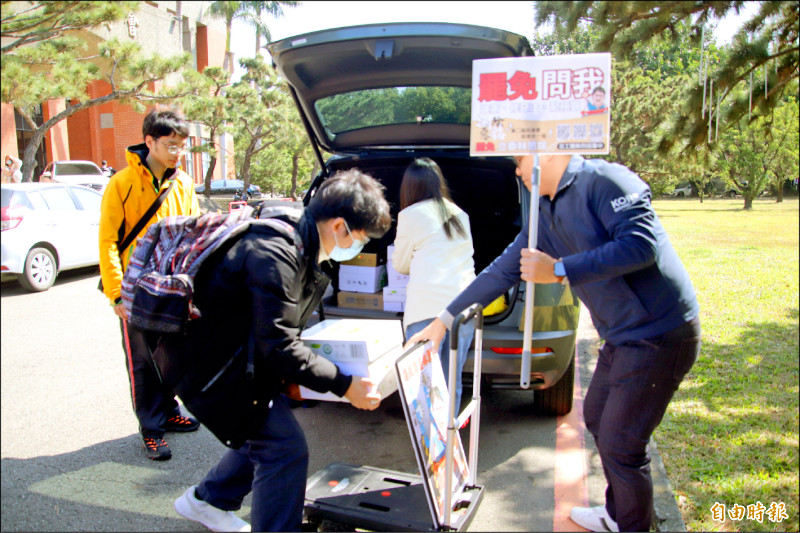 罷免國民黨立委林思銘的「撕銘行動」團隊,昨將連署書搬上車,送往中選會。(記者黃美珠攝) 罷免國民黨立委林思銘的「撕銘行動」團隊,昨將連署書搬上車,送往中選會。(記者黃美珠攝)