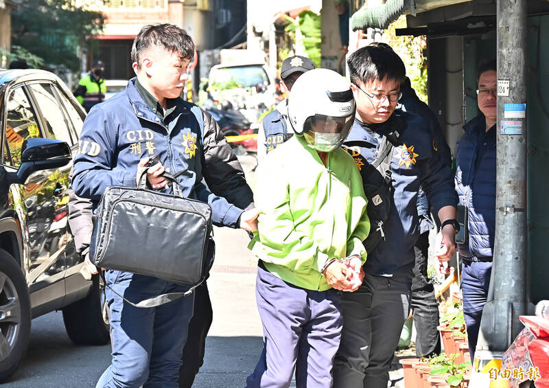 凶嫌張介宗被押解回到前鎮凶宅模擬,頭上都戴著3/4式安全帽,臉上有戴口罩。(資料照) 凶嫌張介宗被押解回到前鎮凶宅模擬,頭上都戴著3/4式安全帽,臉上有戴口罩。(資料照)