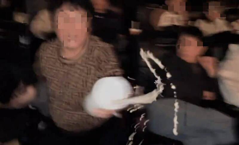 中國新疆一間電影院內發生衝突,一名婦人不滿說話遭到制止,遂朝女子怒潑奶茶。(擷取自微博) 中國新疆一間電影院內發生衝突,一名婦人不滿說話遭到制止,遂朝女子怒潑奶茶。(擷取自微博)