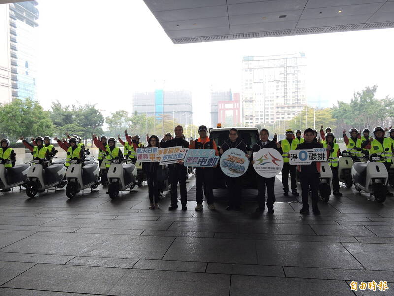 台中市環保局新購買電動環保清潔車及150輛電動公務機車,12日舉行交車儀式。(記者蘇金鳳攝) 台中市環保局新購買電動環保清潔車及150輛電動公務機車,12日舉行交車儀式。(記者蘇金鳳攝)