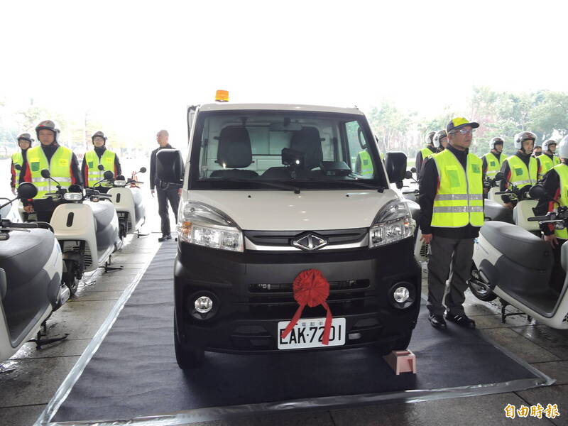 台中市環保局率全國之先購買一輛電動環保清潔車,可穿越大街小巷收垃圾。(記者蘇金鳳攝) 台中市環保局率全國之先購買一輛電動環保清潔車,可穿越大街小巷收垃圾。(記者蘇金鳳攝)