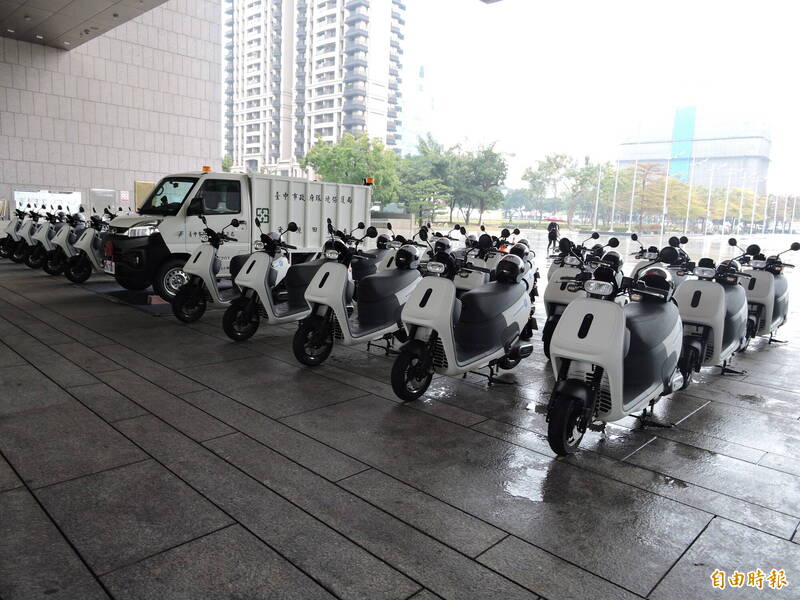 台中市新購置一輛電動環保清潔車及150萬輛電動公務機車。(記者蘇金鳳攝) 台中市新購置一輛電動環保清潔車及150萬輛電動公務機車。(記者蘇金鳳攝)