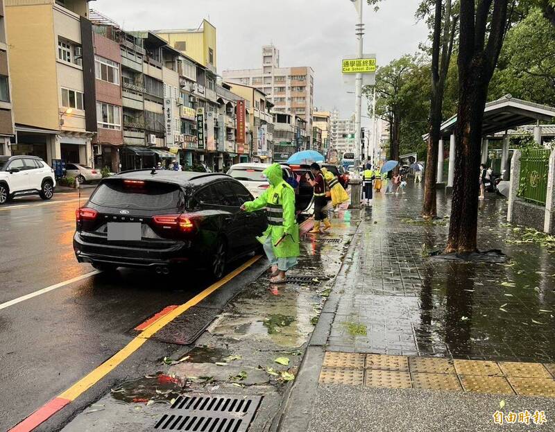 台中霧峰區霧峰國小交通組志工,不論晴天、雨天都幫小朋友開車門,成為校園最特殊的風景。(記者陳建志攝) 台中霧峰區霧峰國小交通組志工,不論晴天、雨天都幫小朋友開車門,成為校園最特殊的風景。(記者陳建志攝)