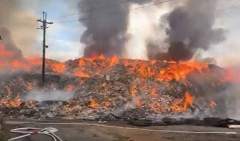 苗栗市西山垃圾掩埋場,前年11月發生大火,經5天灌救才撲滅火勢;消防鑑定,研判為台電公司所屬電桿的絕緣礙子損壞致火花掉落引燃下方廢棄物引發火災。(資料照) 苗栗市西山垃圾掩埋場,前年11月發生大火,經5天灌救才撲滅火勢;消防鑑定,研判為台電公司所屬電桿的絕緣礙子損壞致火花掉落引燃下方廢棄物引發火災。(資料照)