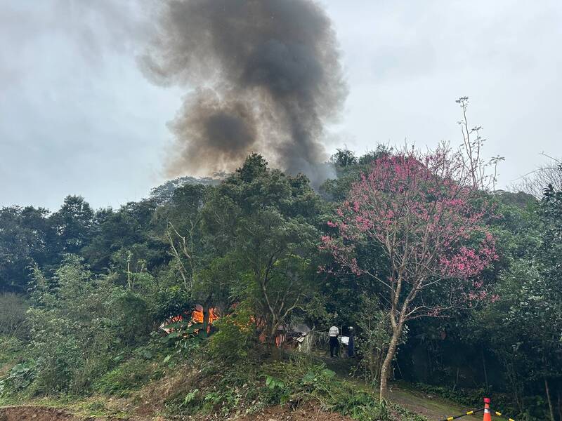 新北市萬里區清水有一間木造雞舍冒黑煙，消防局出動金山中隊、汐止等分隊共17車，31名消防隊員趕往滅火。（記者林嘉東翻攝）