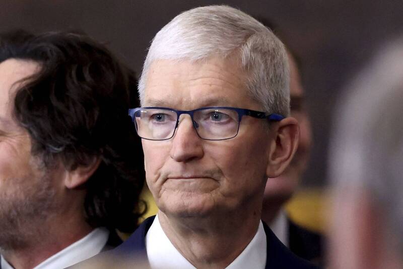蘋果執行長庫克(Tim Cook)日前預告,旗下人工智慧(AI)系統Apple Intelligence將於4月支援簡體中文等更多語言。最新消息指出,蘋果決定與中國電商巨擘阿里巴巴集團合作,讓蘋果AI能順利推展到中國iPhone用戶。(路透) 蘋果執行長庫克(Tim Cook)日前預告,旗下人工智慧(AI)系統Apple Intelligence將於4月支援簡體中文等更多語言。最新消息指出,蘋果決定與中國電商巨擘阿里巴巴集團合作,讓蘋果AI能順利推展到中國iPhone用戶。(路透)