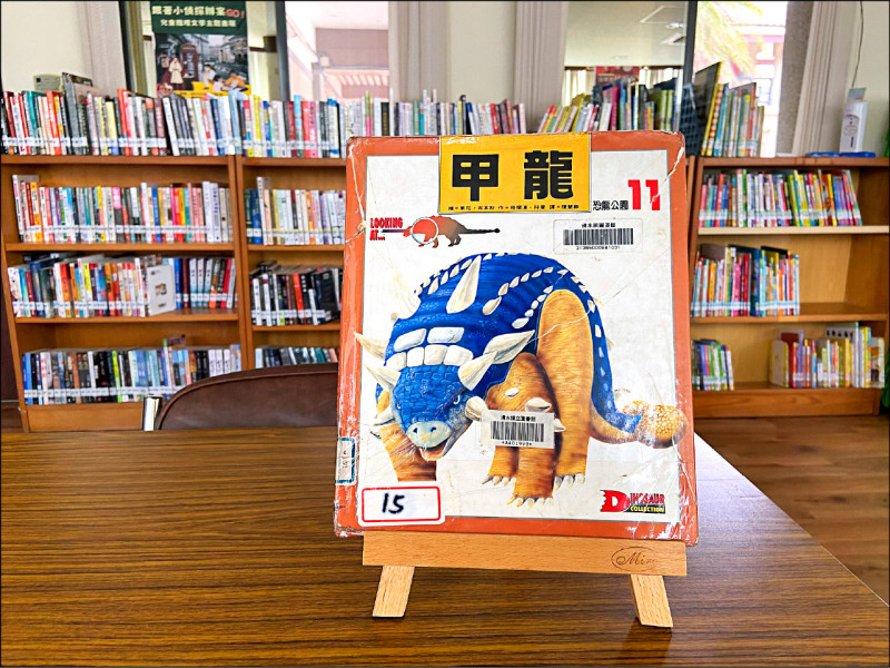 逾9萬圖書外借未還，中市圖喊話回娘家，漂流20年的「甲龍」回來了。（市圖提供）