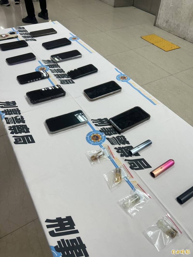 警方查扣犯案手機,以及菸彈6顆、依托咪酯菸彈6顆、菸彈加熱器3支、愷他命殘渣袋等贓證物,(記者邱俊福攝) 警方查扣犯案手機,以及菸彈6顆、依托咪酯菸彈6顆、菸彈加熱器3支、愷他命殘渣袋等贓證物,(記者邱俊福攝)
