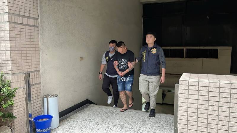 康男被移送檢方偵辦。(記者邱俊福翻攝) 康男被移送檢方偵辦。(記者邱俊福翻攝)