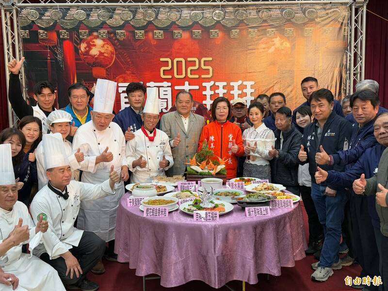 宜蘭大拜拜辦桌菜色豐富,採用傳統流水席方式推廣在地食材,今年有西魯肉、炒三鮮、櫻花蝦米糕、九孔鮑等10道美味佳餚,另外還搭配水果、甜點及飲品,讓民眾以3千元優惠價格,享用價值5千元的「幸福平安饗宴。」 (記者王峻祺攝) 宜蘭大拜拜辦桌菜色豐富,採用傳統流水席方式推廣在地食材,今年有西魯肉、炒三鮮、櫻花蝦米糕、九孔鮑等10道美味佳餚,另外還搭配水果、甜點及飲品,讓民眾以3千元優惠價格,享用價值5千元的「幸福平安饗宴。」 (記者王峻祺攝)