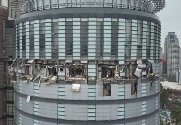 台中新光三越外牆被炸出好幾個大洞。(消防局提供) 台中新光三越外牆被炸出好幾個大洞。(消防局提供)