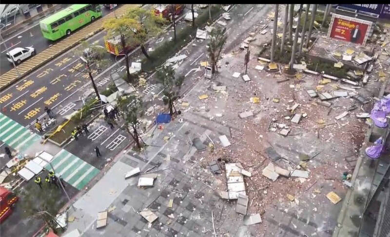 地面上都是被震落的磁磚等碎片,滿目瘡痍。(消防局提供)
地面上都是被震落的磁磚等碎片,滿目瘡痍。(消防局提供)