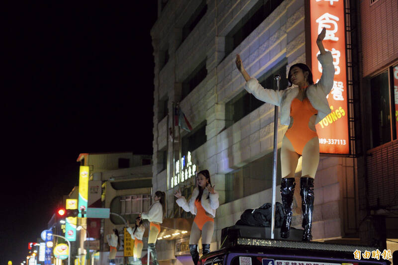 台東炸寒單炸雨！鋼管辣妹跳到雨停 鑽轎底數百人潮湧現