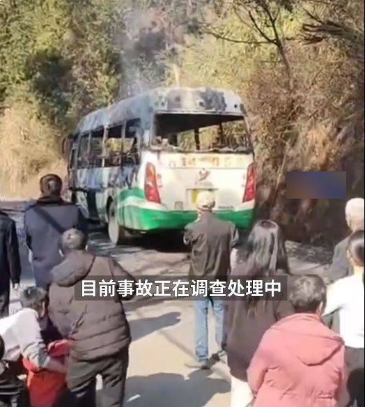 中國廣東1輛公車12日上午突然起火，消防人員撲滅火勢後，公車被燒得只剩車殼。（圖擷自網路）