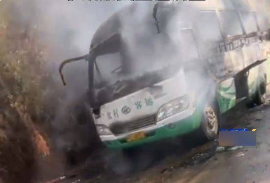 中國廣東1輛公車12日上午突然起火，周邊並無其他車輛，亦無碰撞痕跡。（圖擷自網路）