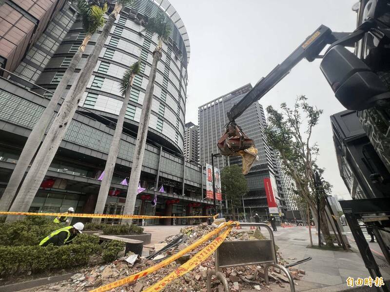 新光三越工安意外第二天,工程人員清理善後。(記者廖耀東攝) 新光三越工安意外第二天,工程人員清理善後。(記者廖耀東攝)