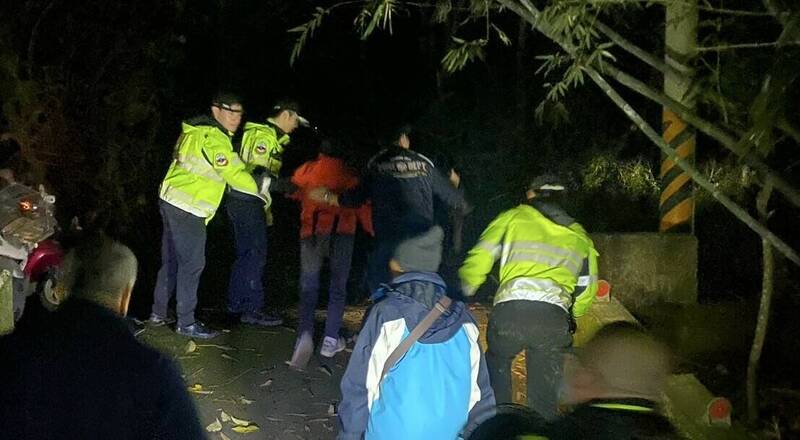 潭子警消順利搜救老夫妻下山。(民眾提供) 潭子警消順利搜救老夫妻下山。(民眾提供)