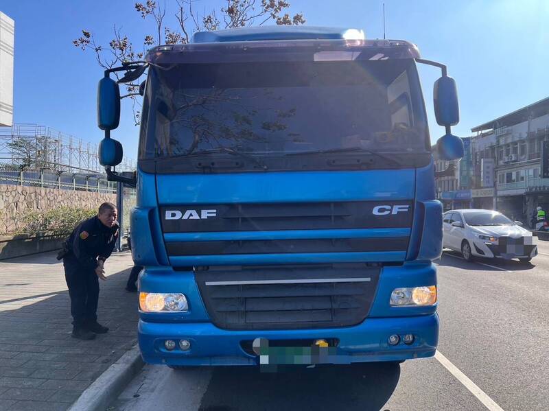 曳引車轉彎輾斃單車騎士，警方到場調查肇事原因。（記者邱俊福翻攝）