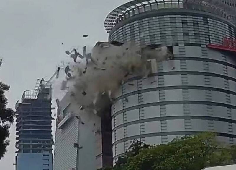 台中新光三越百貨13日中午11點半左右發生嚴重氣爆,釀4死34傷。(民眾提供) 台中新光三越百貨13日中午11點半左右發生嚴重氣爆,釀4死34傷。(民眾提供)