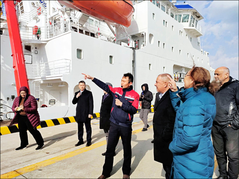 南太平洋岛国库克群岛已和中国签署全面战略伙伴关系协议，引发新西兰严重关切。 图为库克群岛总理布朗12日在山东省青岛市参观中国国家深海基地管理中心。 （路透）