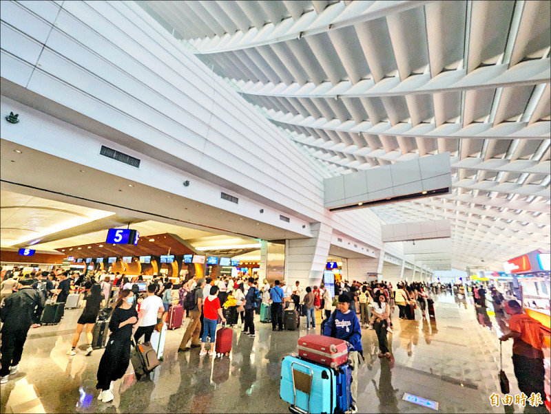國人瘋出國,去年旅行社業者營收狂飆逾三成。圖為桃園機場海關前等待出國的旅客(記者吳亮儀攝) 國人瘋出國,去年旅行社業者營收狂飆逾三成。圖為桃園機場海關前等待出國的旅客(記者吳亮儀攝)