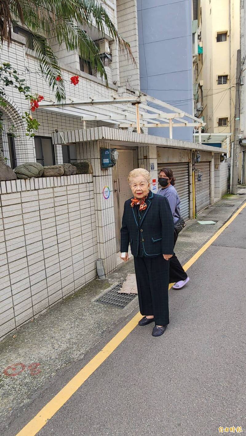 柯媽何瑞英一早離開家門前往醫院照顧先生。（記者蔡彰盛攝）