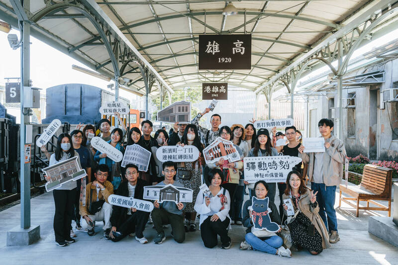 高市文化局推出實境遊戲《驛動時刻—神秘的保管箱》,並安排關主互動體驗活動,輕鬆走讀高雄在地文資。(圖由高市文化局提供) 高市文化局推出實境遊戲《驛動時刻—神秘的保管箱》,並安排關主互動體驗活動,輕鬆走讀高雄在地文資。(圖由高市文化局提供)