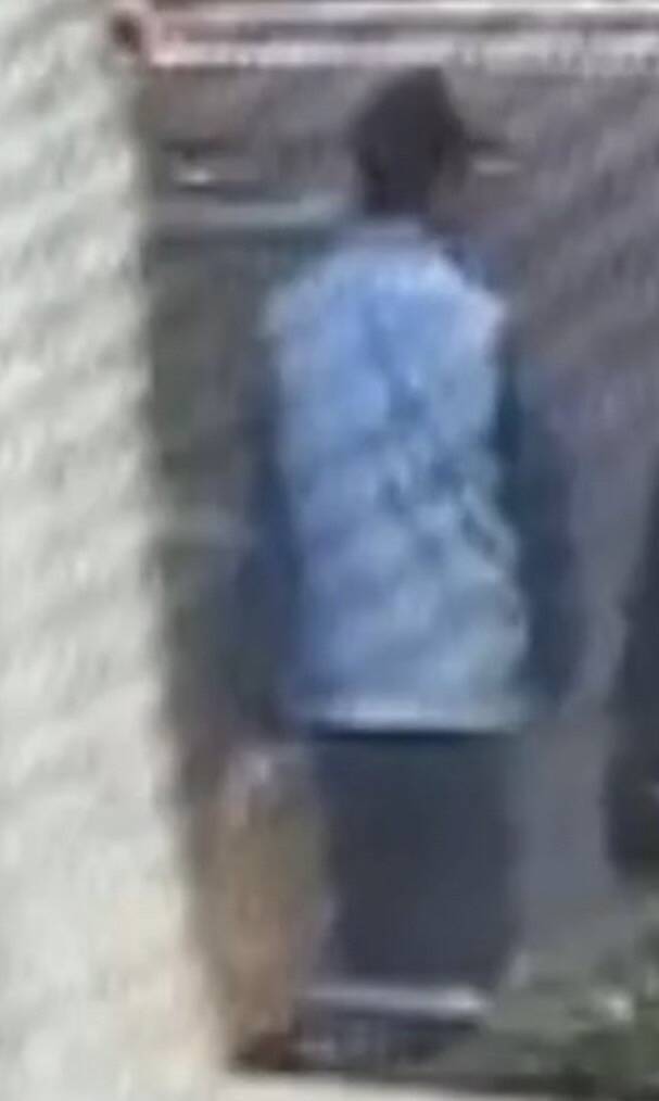 張介宗與張婦步行進入其住宅時,穿著水藍色衣服。(民眾提供) 張介宗與張婦步行進入其住宅時,穿著水藍色衣服。(民眾提供)