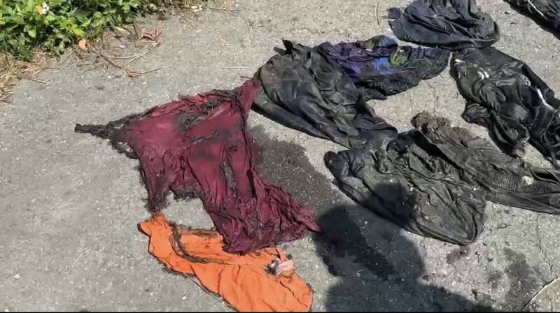 潛水人員打撈出有明顯焚燒且疑有血跡衣物。(民眾提供) 潛水人員打撈出有明顯焚燒且疑有血跡衣物。(民眾提供)