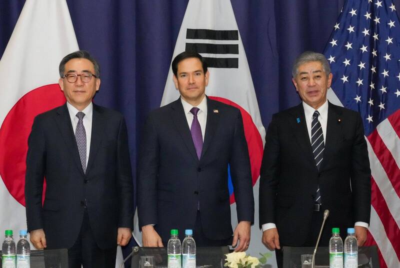 南韓外交部長趙兌烈(左)、美國國務卿魯比歐(中)、日本外務大臣岩屋毅(右)在德國慕尼黑會晤。(歐新社) 南韓外交部長趙兌烈(左)、美國國務卿魯比歐(中)、日本外務大臣岩屋毅(右)在德國慕尼黑會晤。(歐新社)